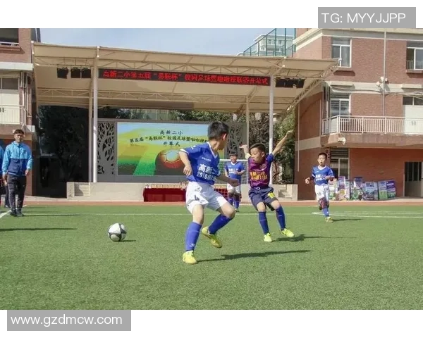 足球明星扔鞋瞬间高清照片展现运动激情与个性魅力