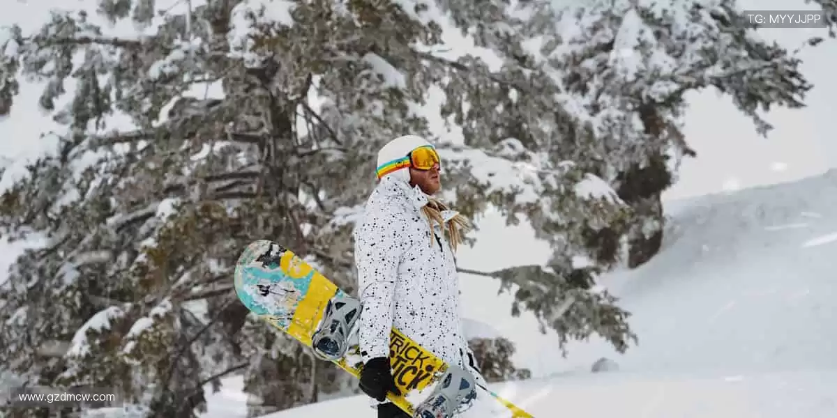 📱边看边聊，与全球球迷共享精彩时刻！💬